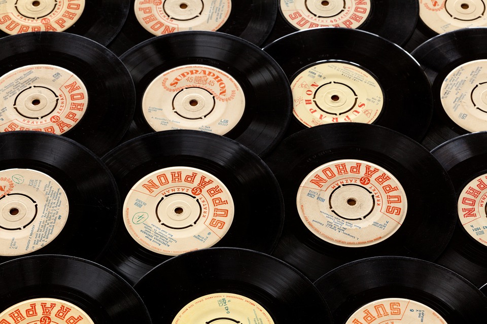 Perché i dischi in vinile stanno diventando così popolari ai nostri tempi? News e guide sul mondo della tecnologia